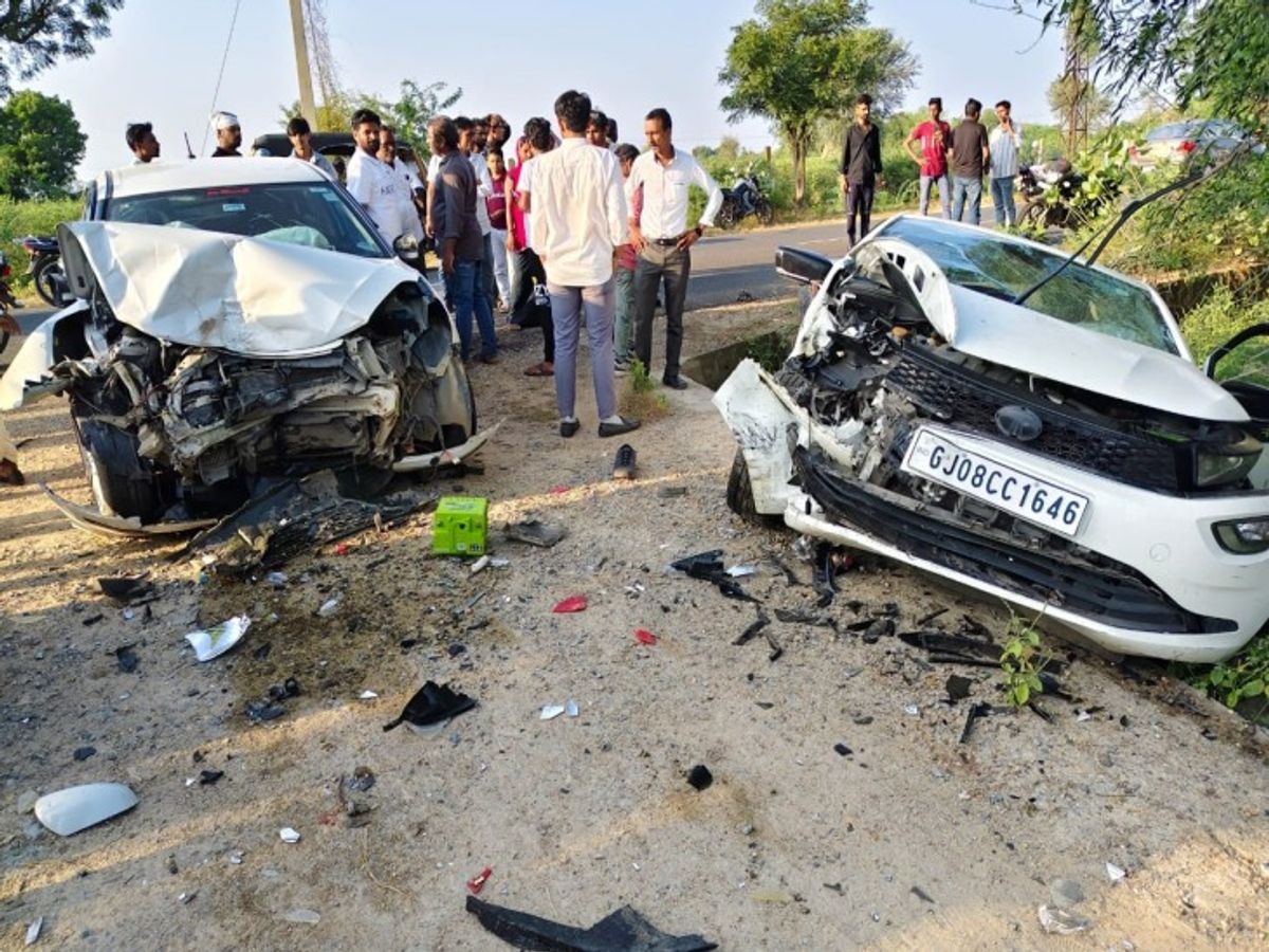 बाली उपखंड के पेरवा गांव में बाली-सुमेरपुर मार्ग पर दो कारों की आमने-सामने टक्कर के बाद एक कार खाई में उतरी, 5 लोग घायल; 2 की हालत गंभीर