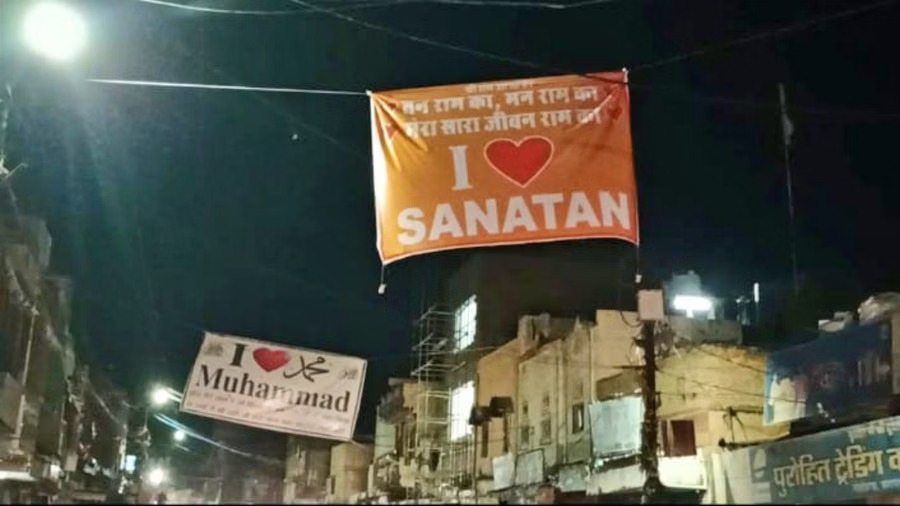 ‘लव मोहम्मद-लव सनातन’ बैनरों को लेकर बनी तनाव की स्थिति, प्रशासन की दखल से शांत हुआ मामला
