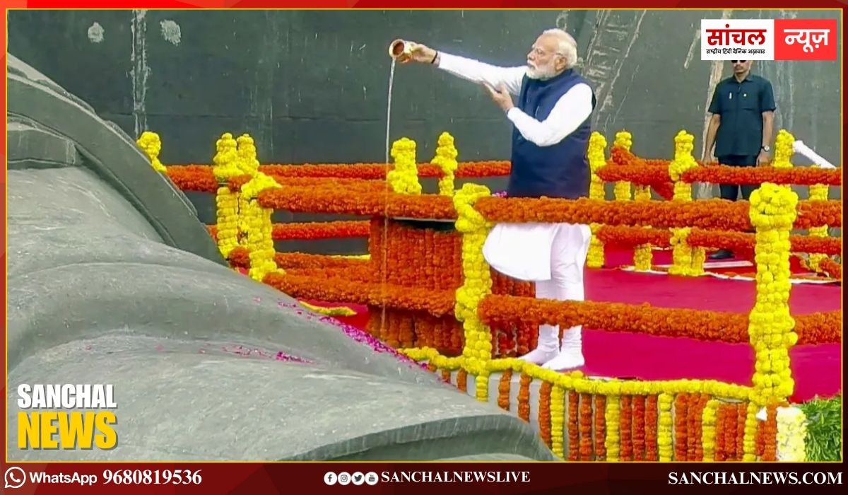 पीएम मोदी की लौह पुरुष सरदार पटेल को श्रद्धांजलि, उपस्थित लोगों को उन्होंने एकता की शपथ दिलाई