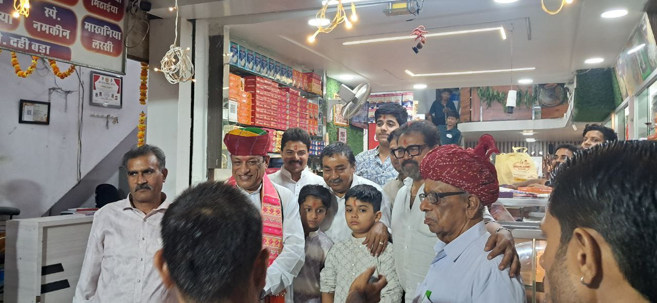 केबिनेट मंत्री कुमावत ने सड़कों पर पैदल घूम-घूमकर व्यपारियो को दी दिवाली की बधाई, व्यपारियो ने गले मिल किया स्वागत