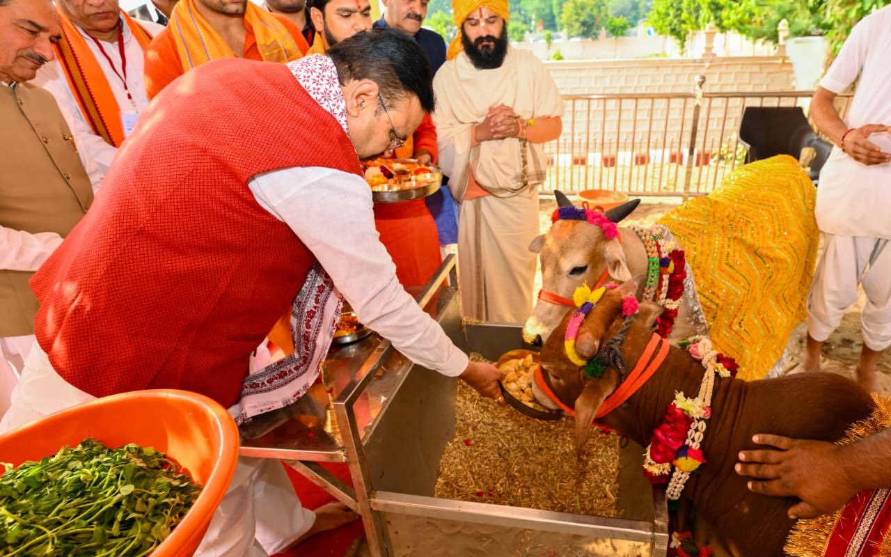 गौशाला में गो-पूजन करने के साथ-साथ नव-निर्मित मंदिर का अवलोकन; गाय व बछड़े के भोजन के लिए 50 व 25 रुपए