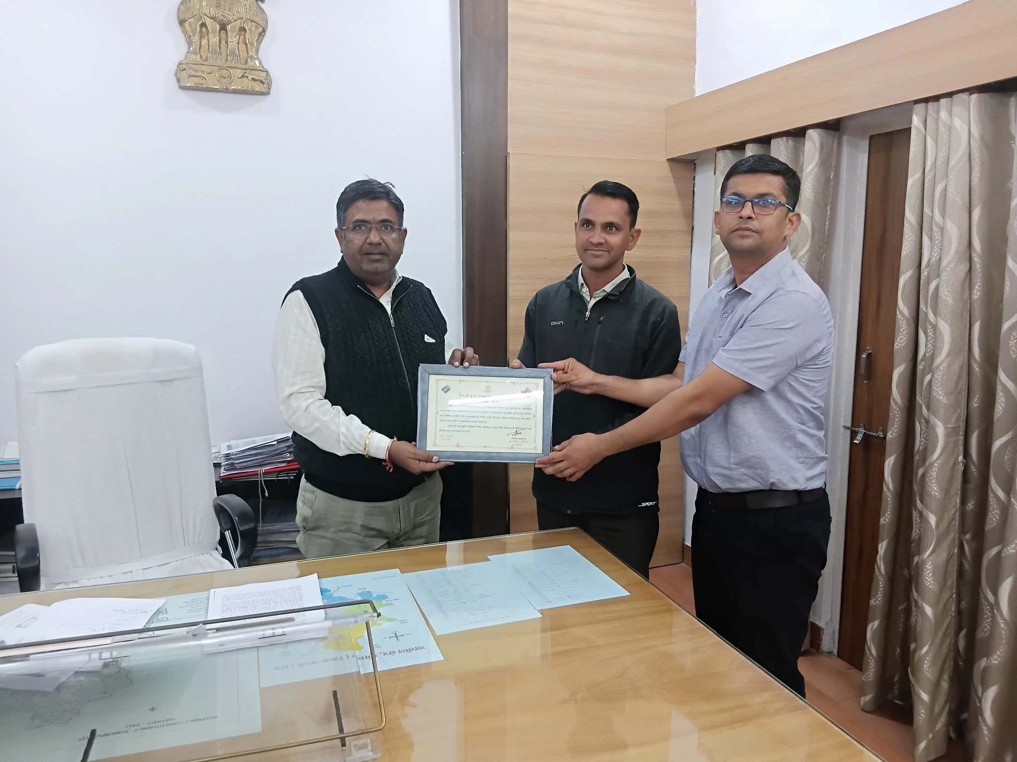 एसआईआर में शतप्रतिशत कार्य पूर्ण करने पर सुमेरपुर बीएलओ इकबाल मोहम्मद को प्रशस्ति पत्र किया प्रदान, तहसीलदार निर्वाचन द्वारा औचक निरीक्षण