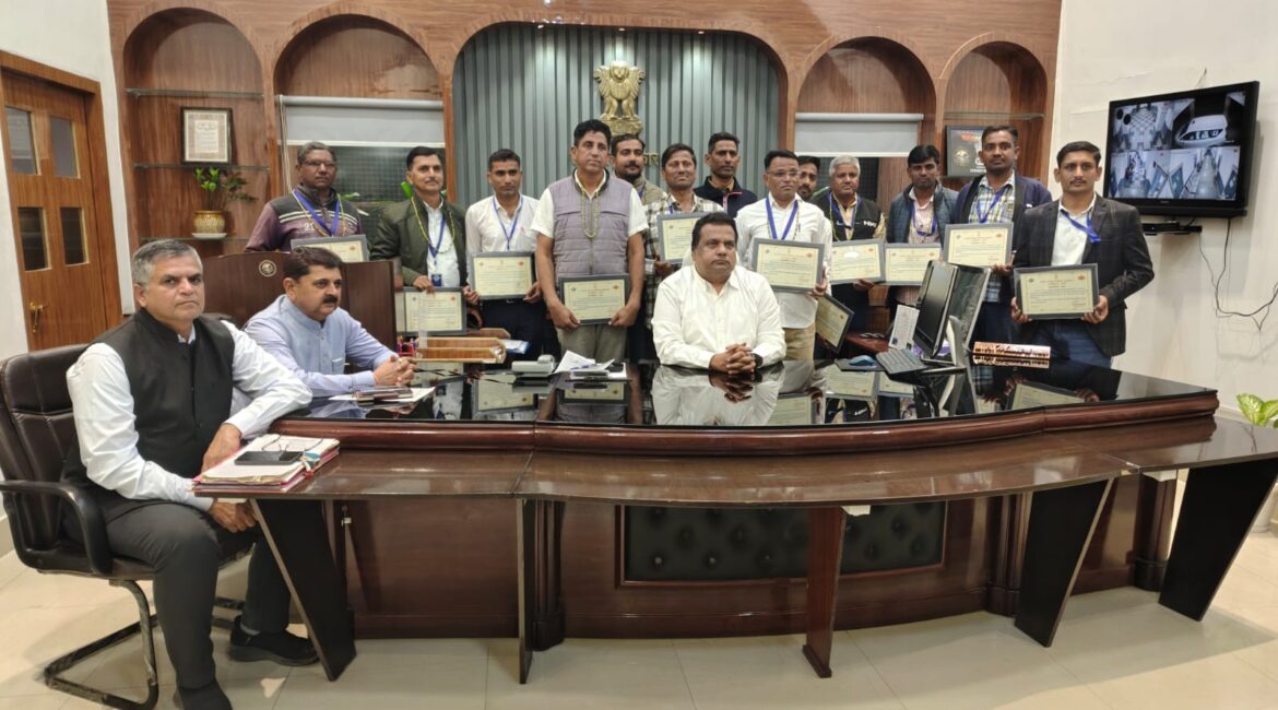 Pali News; कलक्टर ने शत प्रतिशत डिजिटलाइजेशन पर बीएलओ का किया सम्मान