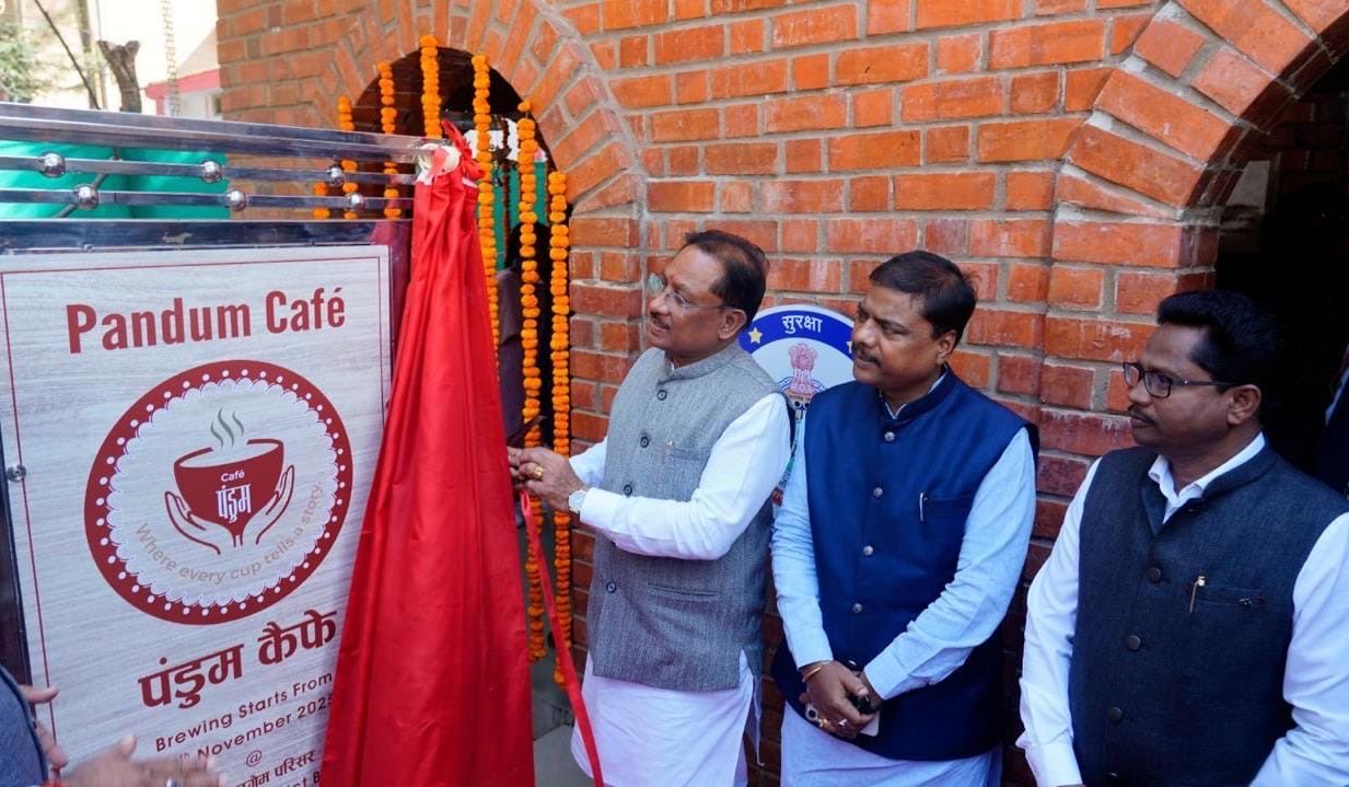Chhattisgarh News: CM साय ने जगदलपुर में नक्सलियों के कैफे का किया उद्घाटन, 100 साल पुराने स्कूल के नवीनीकरण के लिए डेढ़ करोड़ रुपए देने की घोषणा