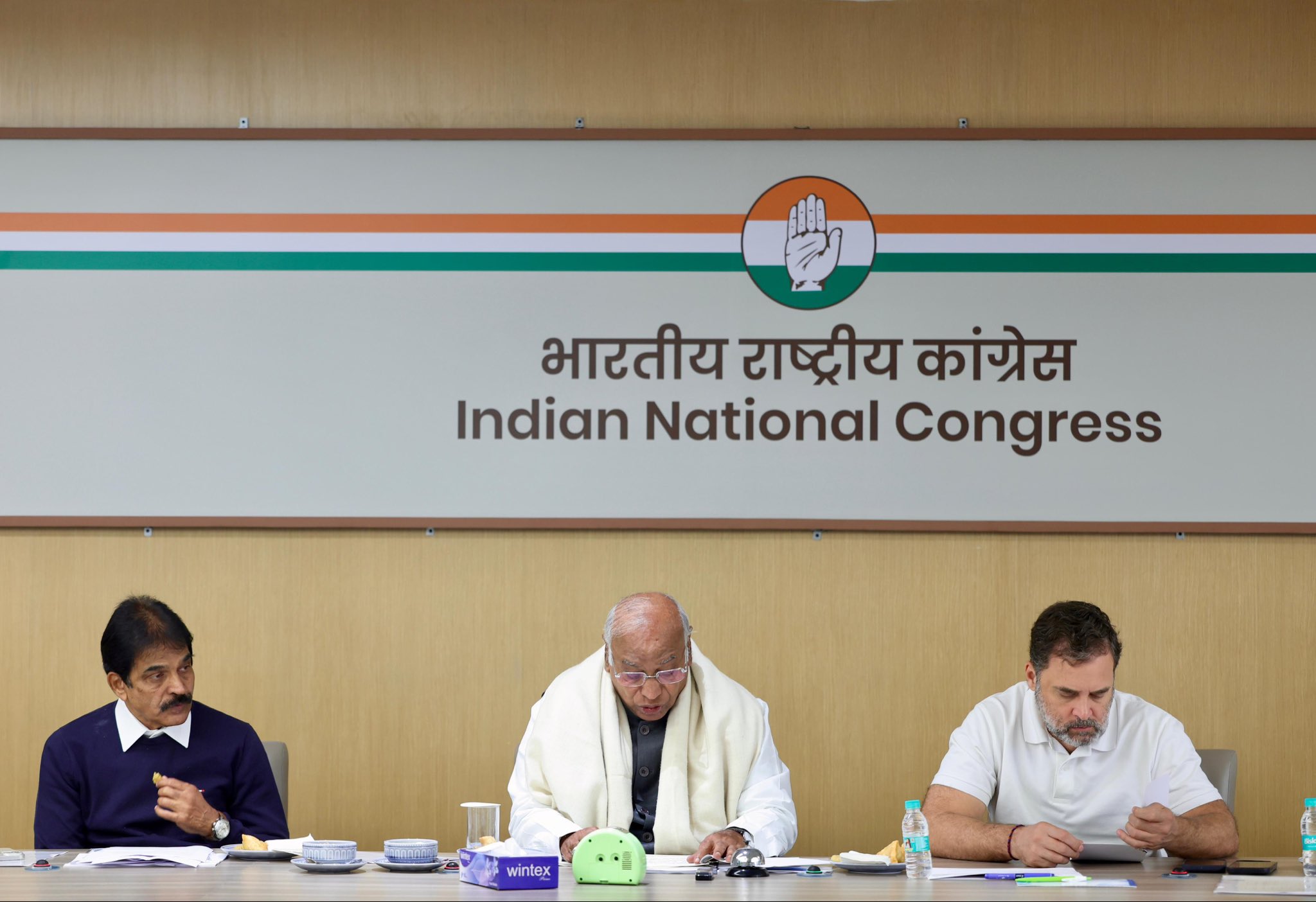 दिल्ली में बड़ी रैली की तैयारी, SIR के खिलाफ कांग्रेस की बैठक, राहुल गांधी ने कहा कि राजनीतिक रूप से एसआईआर का मुकाबला करेंगे