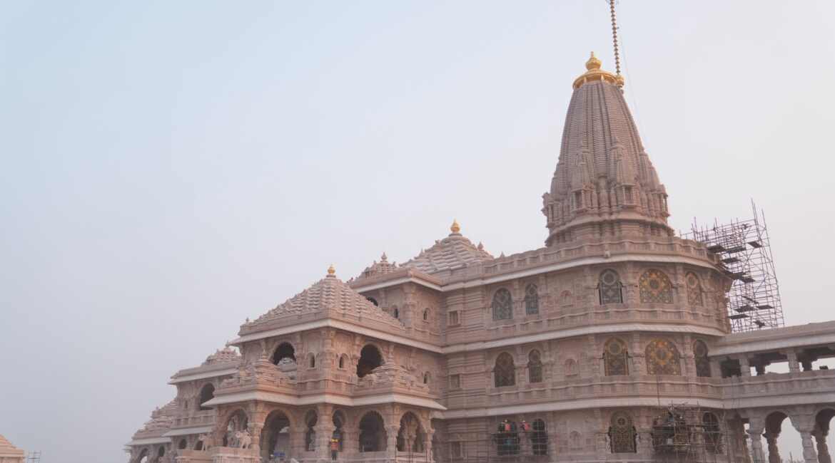 70.5 एकड़ में फैला Ayodhya Ram Mandir 44 द्वार और 18 दरवाजे, क्या होता है अंतर?