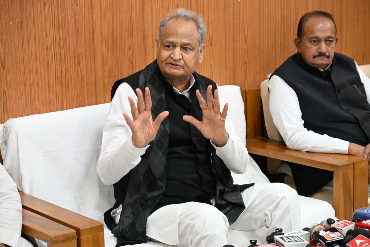 SIR पर बोले अशोक गहलोत-  चुनाव आयोग का रवैया निष्पक्षता के अनुरूप नहीं, ”चुनाव रूस और चीन की तरह सिर्फ़ औपचारिकता बनकर न रह जाएं”