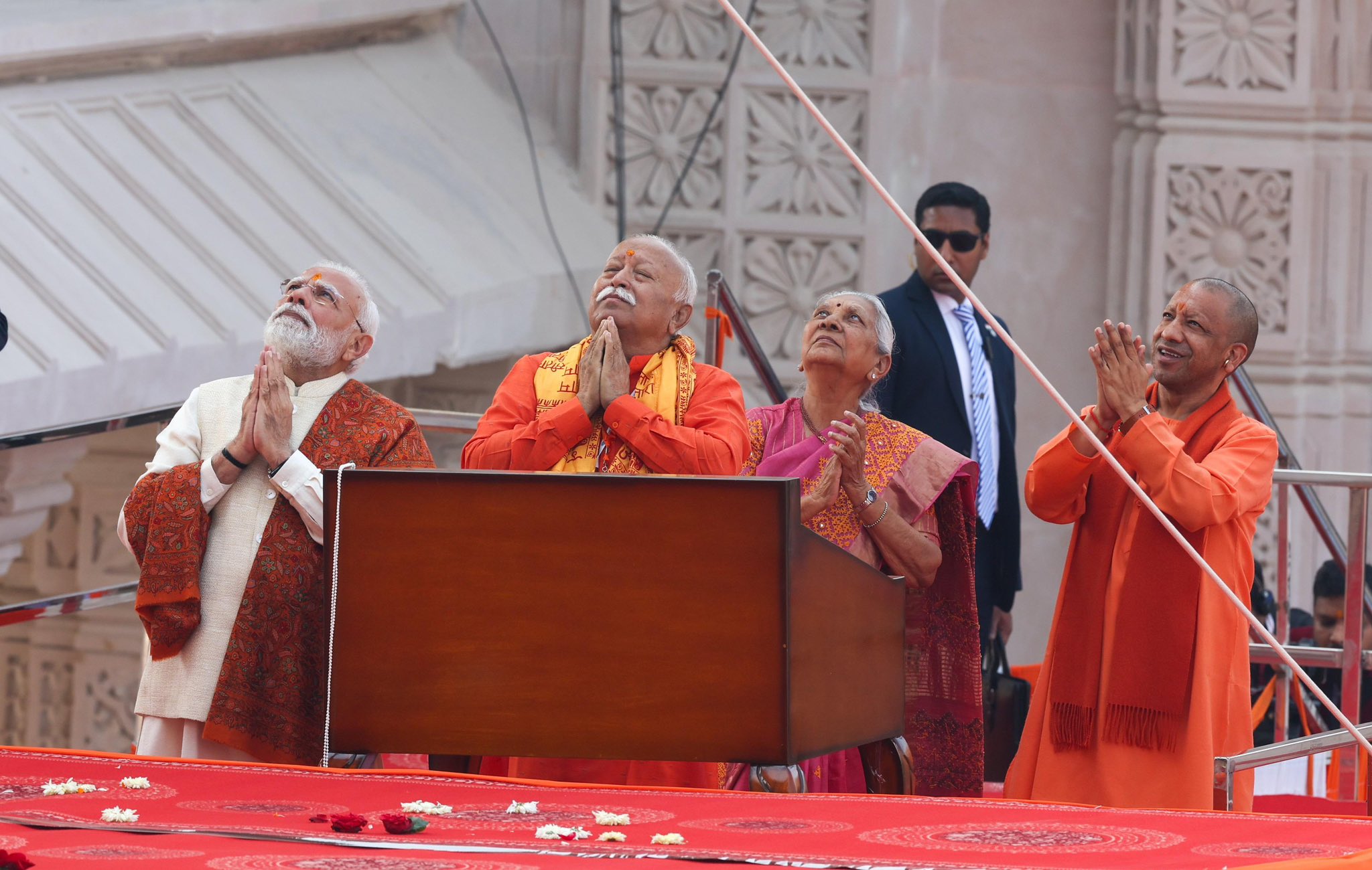 राम मंदिर के शिखर पर पीएम मोदी ने फहराया धर्म ध्वज! देखें शानदार तस्वीरें