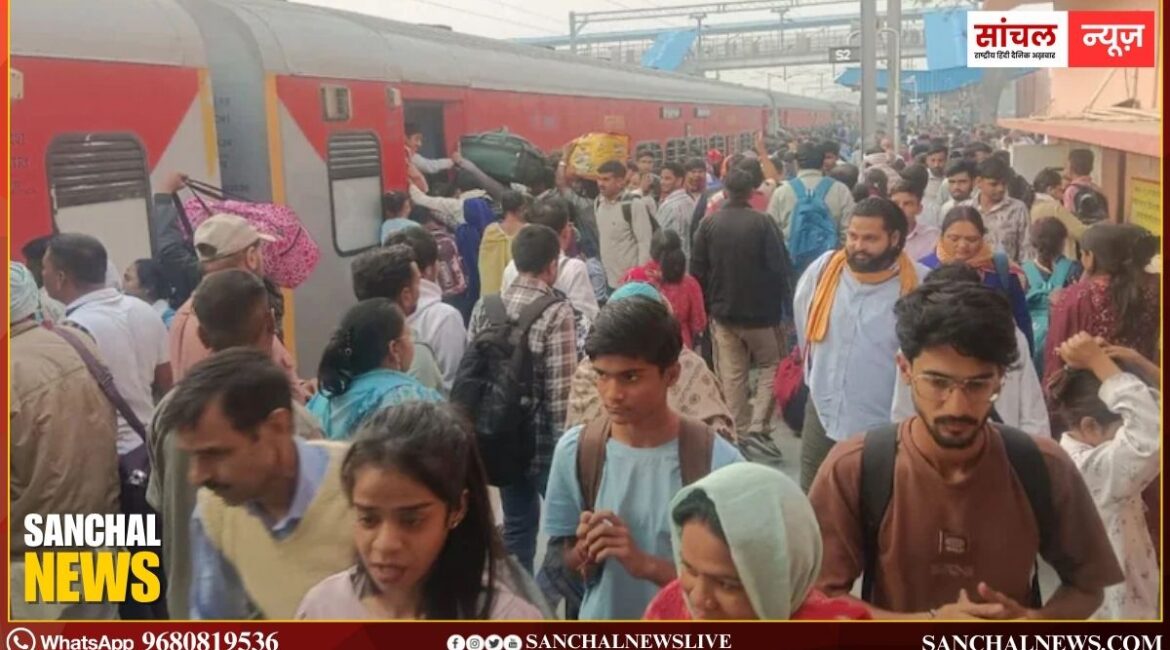 रींगस रेलवे स्टेशन पर खाटूश्‍यामजी भक्तों की लंबी कतारें; दिल्ली रूट पर 6 घंटे तक ट्रेन नहीं