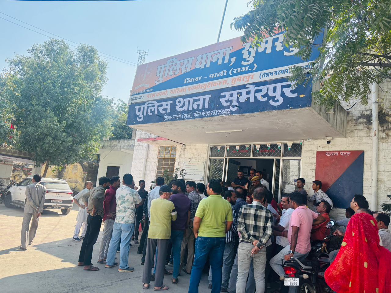 19 वर्षीय युवती को भगा ले जाने के विरोध में लोग पुलिस थाने के बाहर इक्कटा हुए, आक्रोशित समाजजनों ने थाने के घेराव की चेतावनी दी