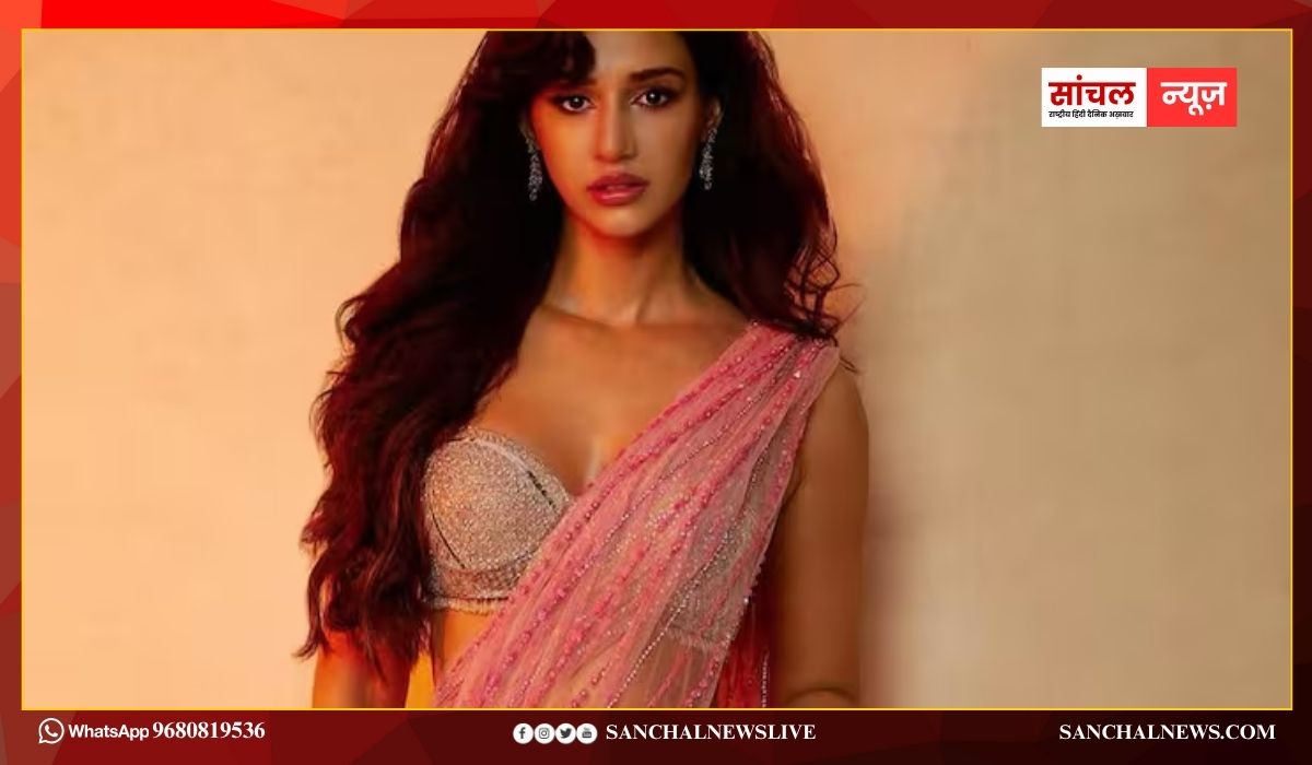 दिशा पटानी की तरह डिजाइन ब्लाउज संग पहले रेडी टू वियर साड़ी