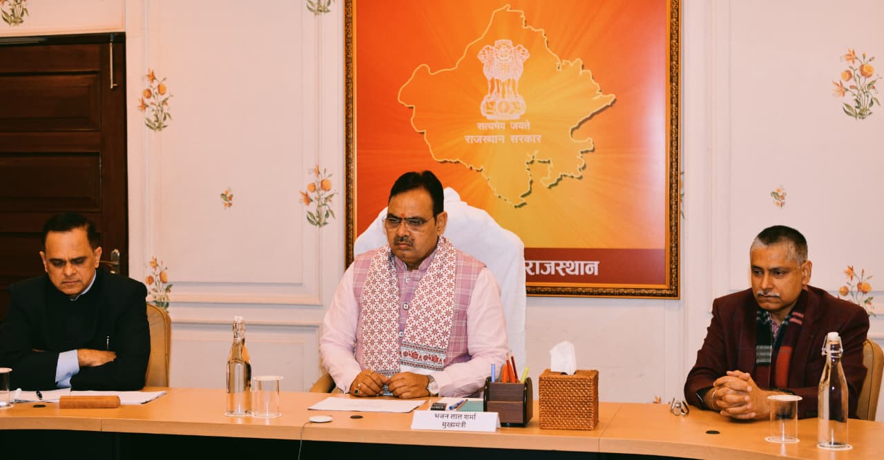 मुख्यमंत्री ने ली राजस्व से संबंधित विभागों की समीक्षा बैठक, ओवरलोडेड वाहनों और अवैध शराब के खिलाफ कार्रवाई हो तेज
