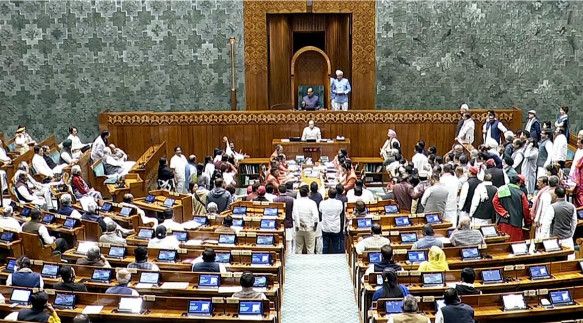 हंगामे की भेंट चढ़ा संसद सत्र का पहला दिन, SIR चर्चा पर अड़ा रहा विपक्ष
