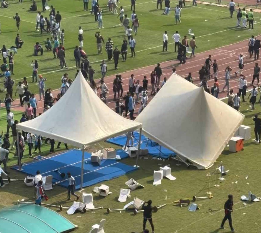 कोलकाता में स्टेडियम में फेंकी कुर्सियां और बोतलें, मेसी के फैंस का बवाल. चेहरा तक नहीं दिखा