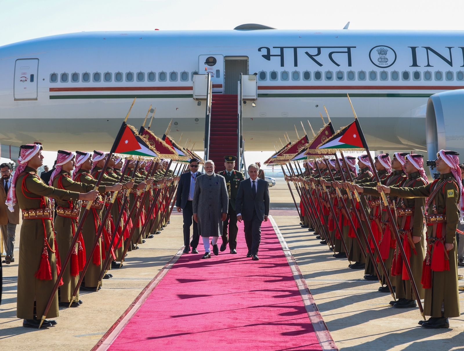 PM नरेंद्र मोदी दो दिवसीय यात्रा पर जॉर्डन पहुंचे, जॉर्डन के प्रधानमंत्री जाफर हसन ने हवाई अड्डे पर गर्मजोशी से स्वागत