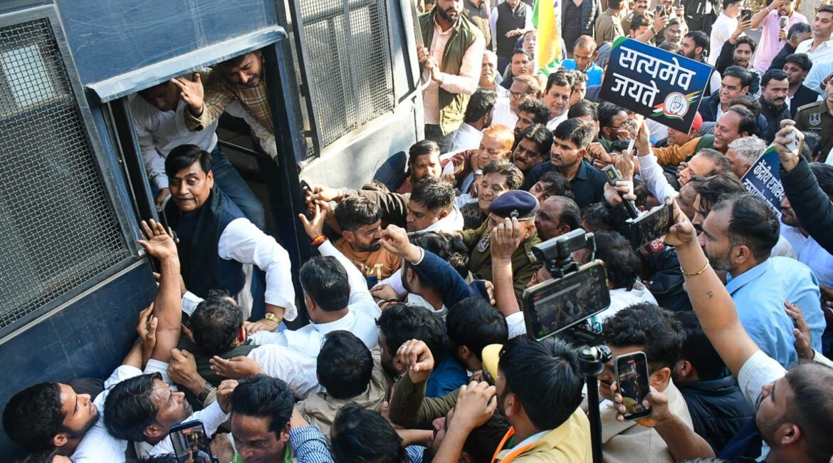 नेशनल हेराल्ड मामले पर जयपुर में कांग्रेस के प्रदर्शन, पुलिस और कार्यकर्ताओं के बीच धक्का-मुक्की, डोटासरा-जूली समेत 100 कांग्रेसी नेता हिरासत में