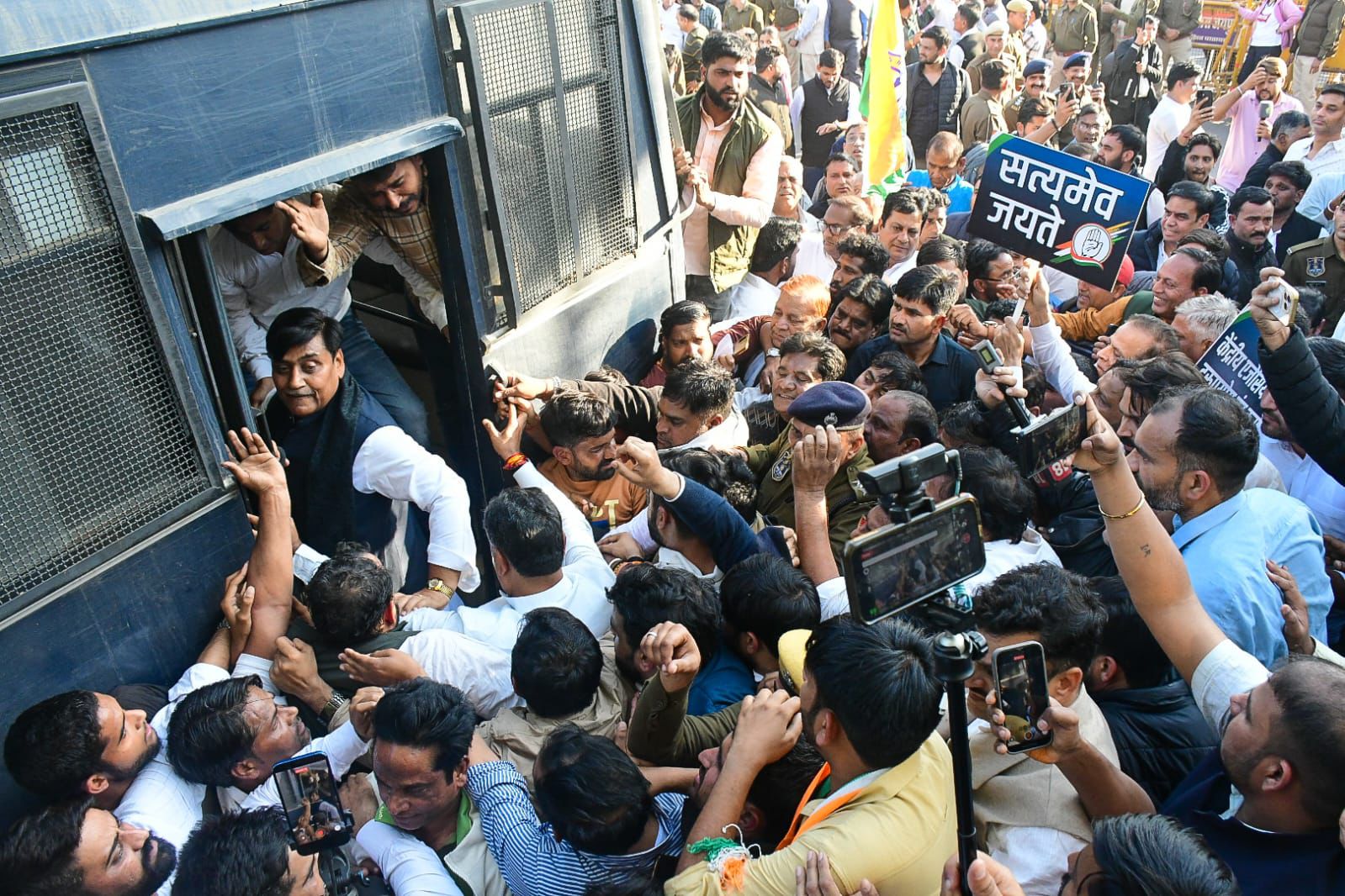 नेशनल हेराल्ड मामले पर जयपुर में कांग्रेस के प्रदर्शन, पुलिस और कार्यकर्ताओं के बीच धक्का-मुक्की, डोटासरा-जूली समेत 100 कांग्रेसी नेता हिरासत में