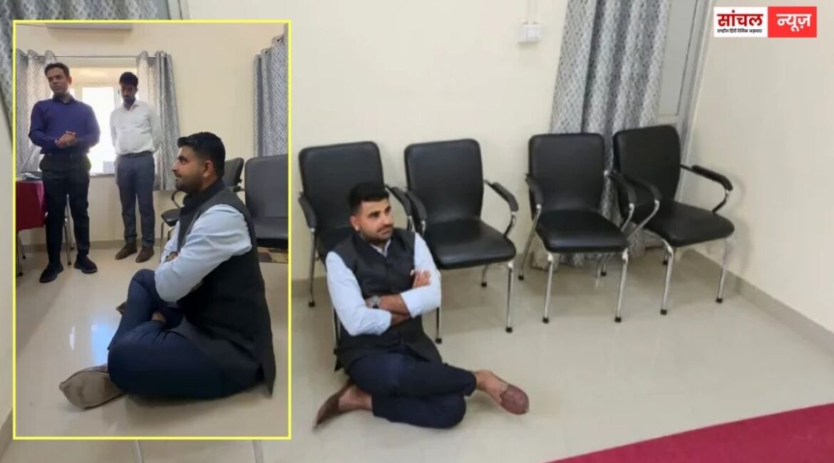 अधिकारियों के सामने जमीन पर बैठे विधायक रविंद्र सिंह भाटी, पानी के लिए धरना, लंबे समय से पानी की समस्या