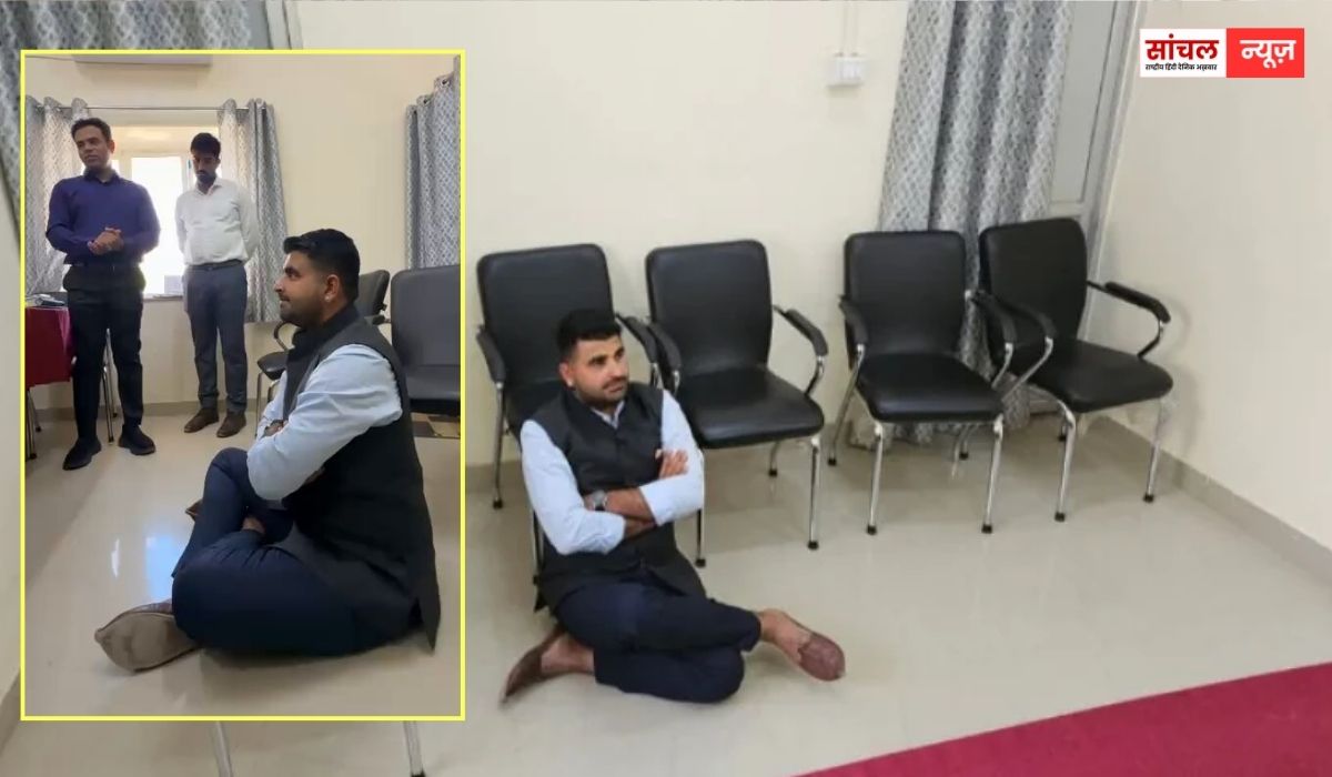 अधिकारियों के सामने जमीन पर बैठे विधायक रविंद्र सिंह भाटी, पानी के लिए धरना, लंबे समय से पानी की समस्या