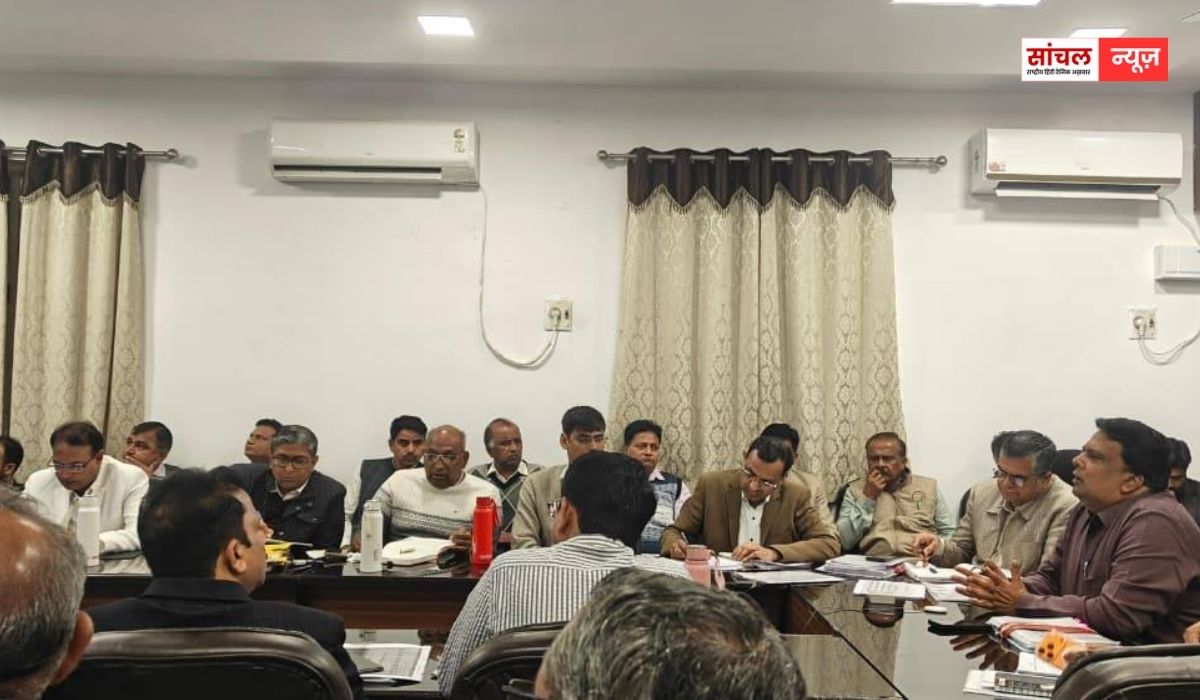 जिला कलक्टर एलएल मंत्री ने ली  जिला स्तरीय अधिकारियों व ब्लॉक लेवल अधिकारियों के साथ समीक्षा बैठक