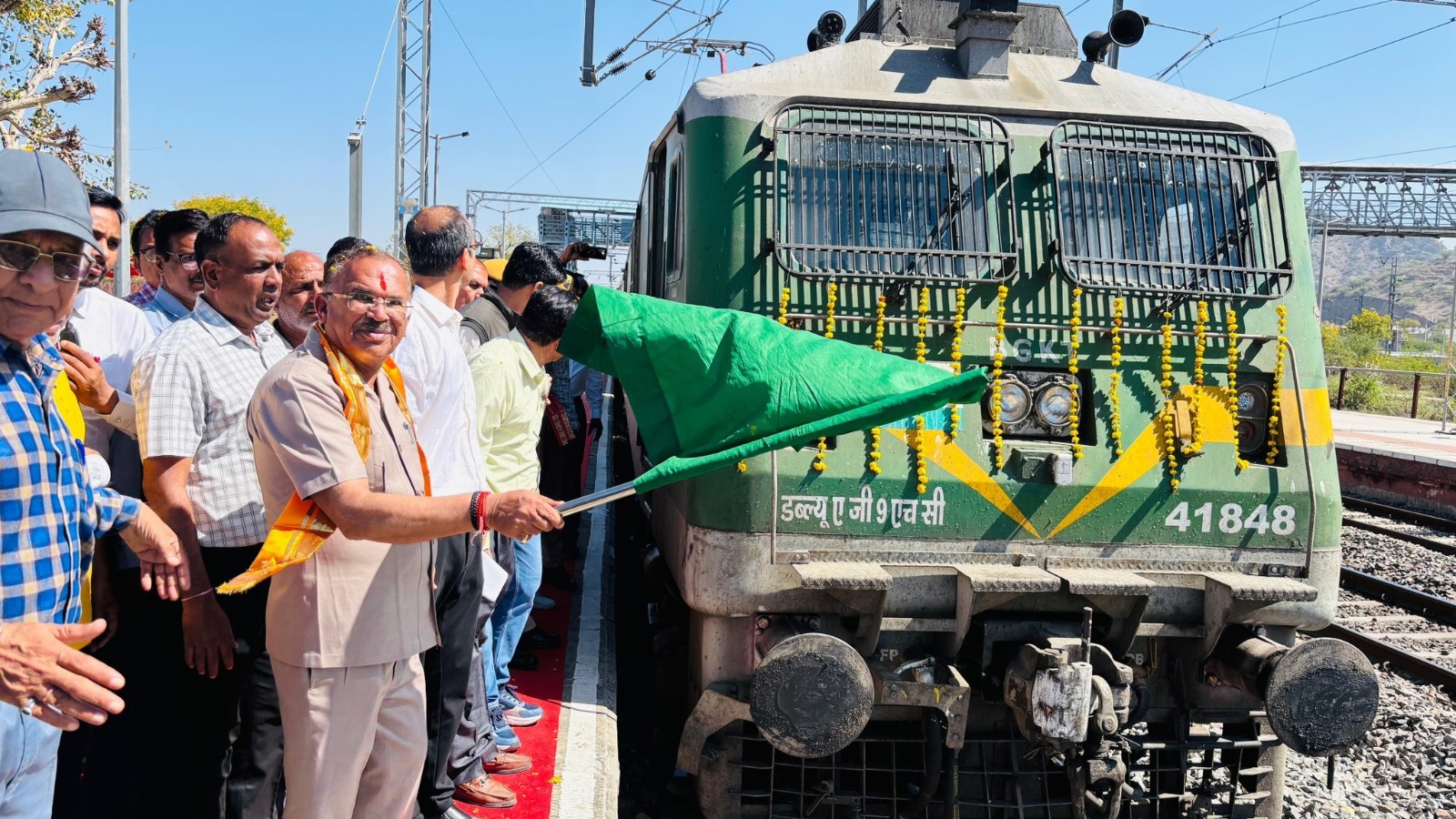 विधानसभा अध्यक्ष देवनानी ने दिखाई तिरूपति तीर्थ जाने वाली ट्रेन को हरी झंडी