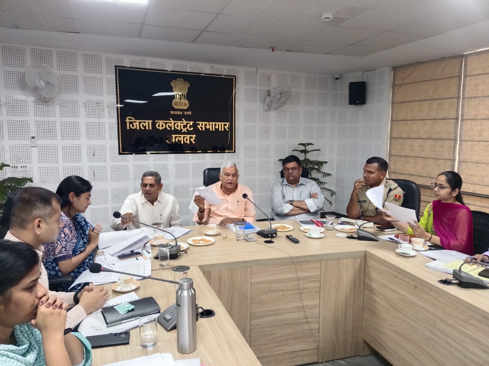 कृषि मंत्री ने ली अलवर एवं खैरथल-तिजारा जिले के अधिकारियों की समीक्षा बैठक