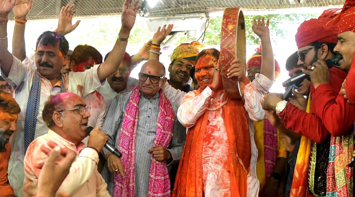 मुख्यमंत्री भजनलाल शर्मा ने आमजन के साथ मनायी होली, प्रदेशवासियों को दी बधाई एवं शुभकामनाएं