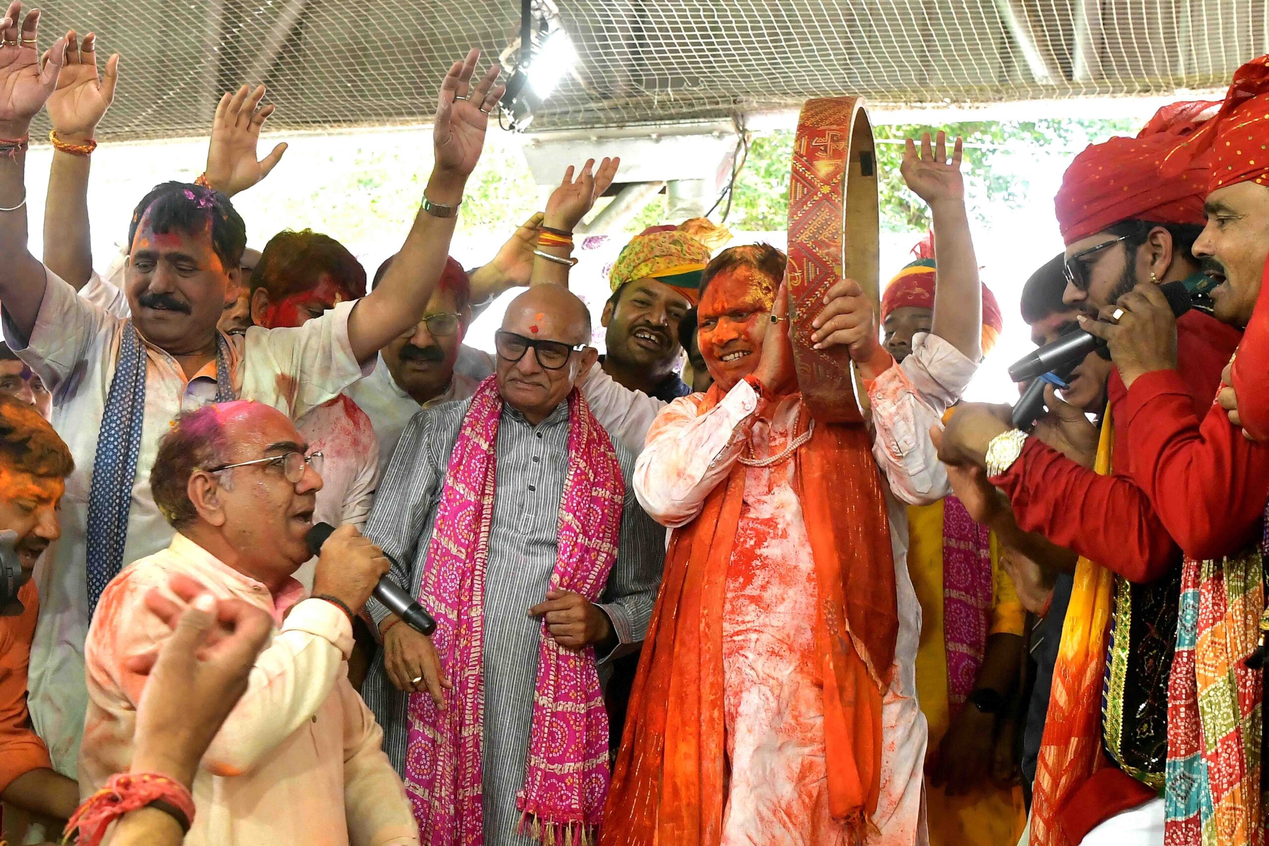 मुख्यमंत्री भजनलाल शर्मा ने आमजन के साथ मनायी होली, प्रदेशवासियों को दी बधाई एवं शुभकामनाएं