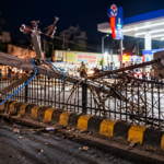 तेज रफ्तार मिनी ट्रक ने बिजली पोल को मारी टक्कर, 100 फीट तक घसीटता ले गया