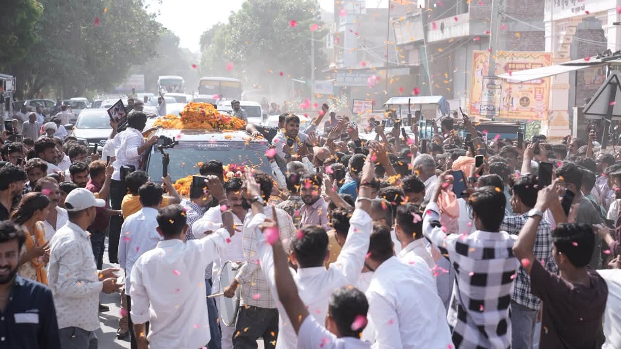 EWS सरलीकरण यात्रा: सुमेरपुर और तखतगढ़ में रविंद्र सिंह भाटी का ऐतिहासिक स्वागत, ऊंट पर बैठाकर दो JCB से बरसाए फूल, मदन राठौड़ पर दागे सीधे सियासी सवाल