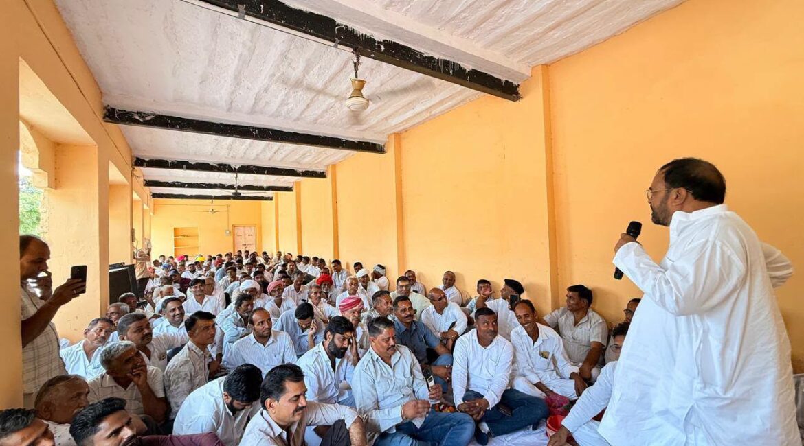 सिरोही में कांग्रेस की बैठक में गरजे संयम लोढ़ा: भाजपा सरकार पर लगाए भ्रष्टाचार के रिकॉर्ड बनाने और जमीनों के पट्टे काटने के गंभीर आरोप