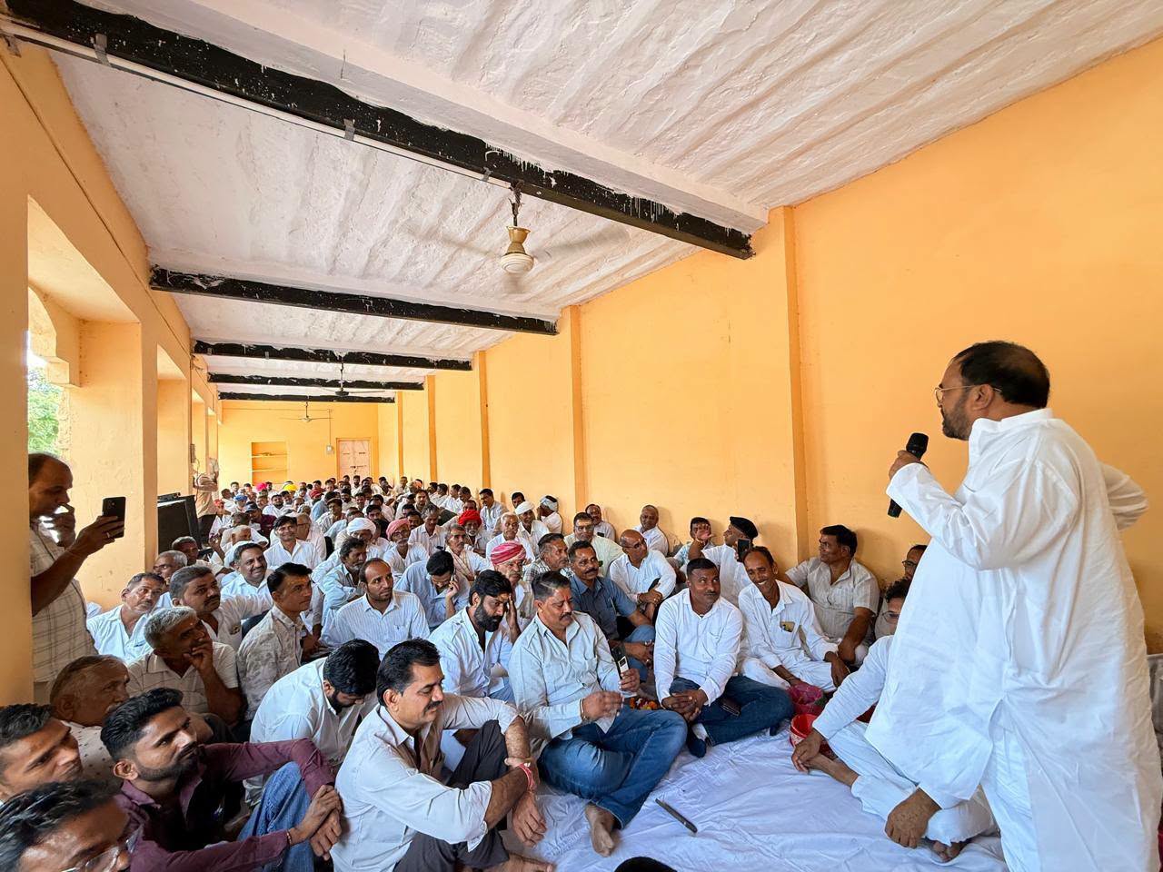सिरोही में कांग्रेस की बैठक में गरजे संयम लोढ़ा: भाजपा सरकार पर लगाए भ्रष्टाचार के रिकॉर्ड बनाने और जमीनों के पट्टे काटने के गंभीर आरोप