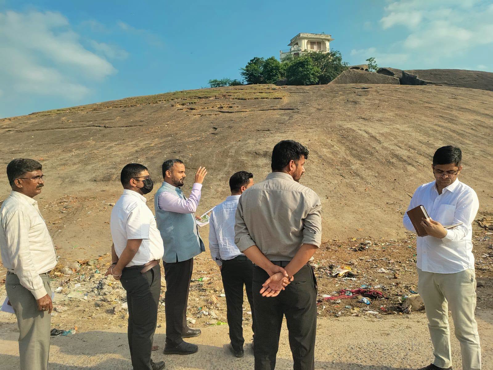 आबूरोड दौरे पर एक्शन मोड में दिखे कलेक्टर रोहिताश्व सिंह तोमर: सांतपुर व तलहटी तालाब के जीर्णोद्धार के दिए निर्देश, कॉलोनियों में सफाई और जलापूर्ति सुधारने पर जोर