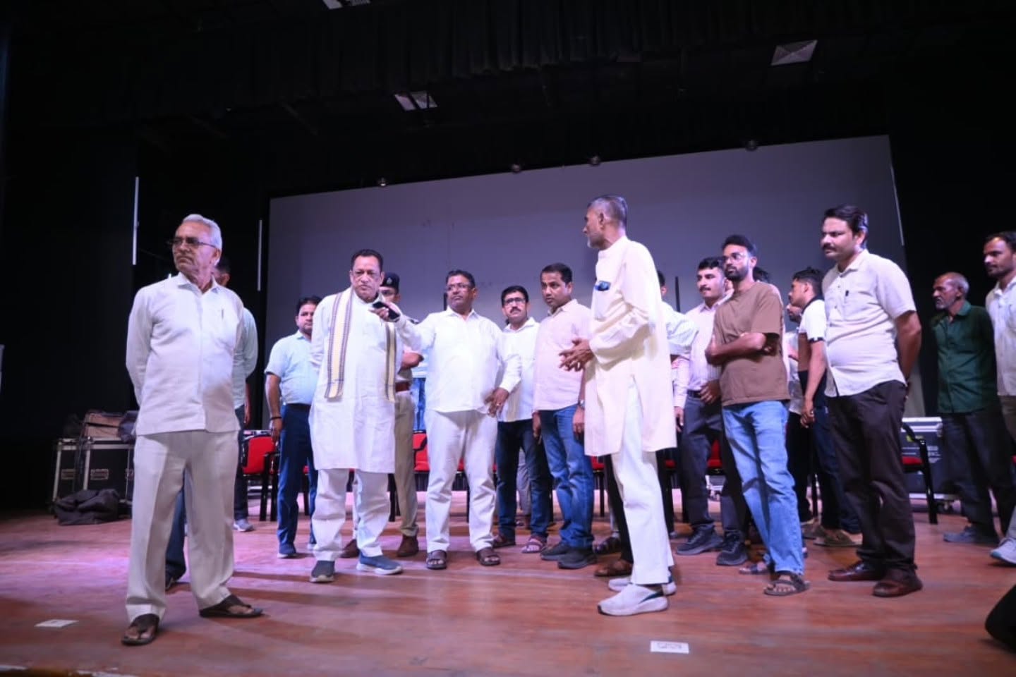 मुख्यमंत्री के सुमेरपुर दौरे को लेकर मंत्री जोराराम कुमावत ने संभाला मोर्चा: SDM, पालिकाध्यक्ष और ईओ के साथ टाउन हॉल व हेलीपैड की परखीं व्यवस्थाएं