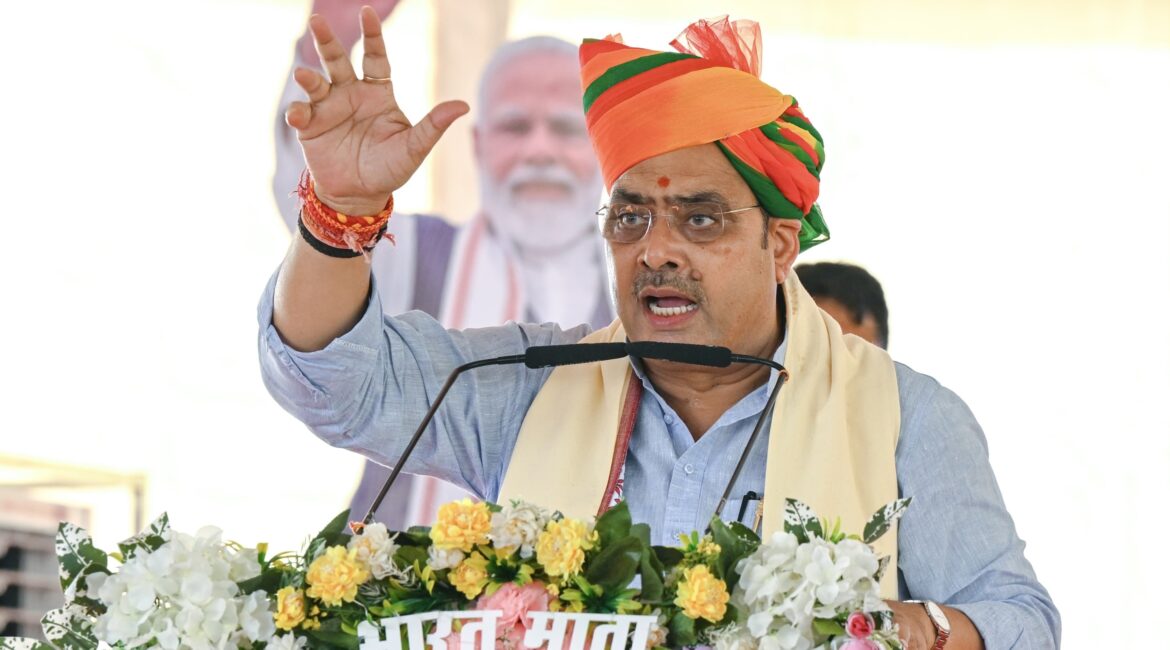 बाड़मेर के बाछड़ाऊ में सीएम भजनलाल शर्मा का बड़ा ऐलान: बाड़मेर-जैसलमेर में 31 दिसंबर तक टैंकरों से मिलेगा पानी, 2824 करोड़ के विकास कार्यों की दी सौगात; बोले—’कांग्रेस ने राजस्थान को टूटे-फूटे मकान जैसा बना दिया था’