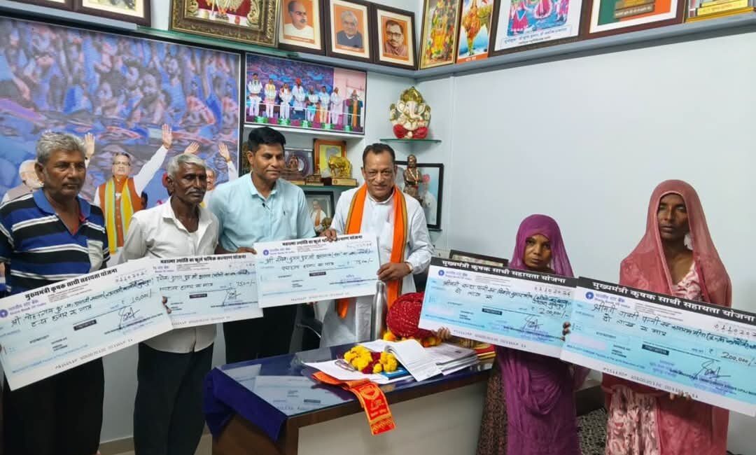 सुमेरपुर में कैबिनेट मंत्री जोराराम कुमावत ने बांटे सहायता राशि के चेक: कृषि दुर्घटना पीड़ित परिवारों और श्रमिकों को मिला आर्थिक संबल; बोले—’जरूरतमंदों की सेवा सरकार की सर्वोच्च प्राथमिकता’