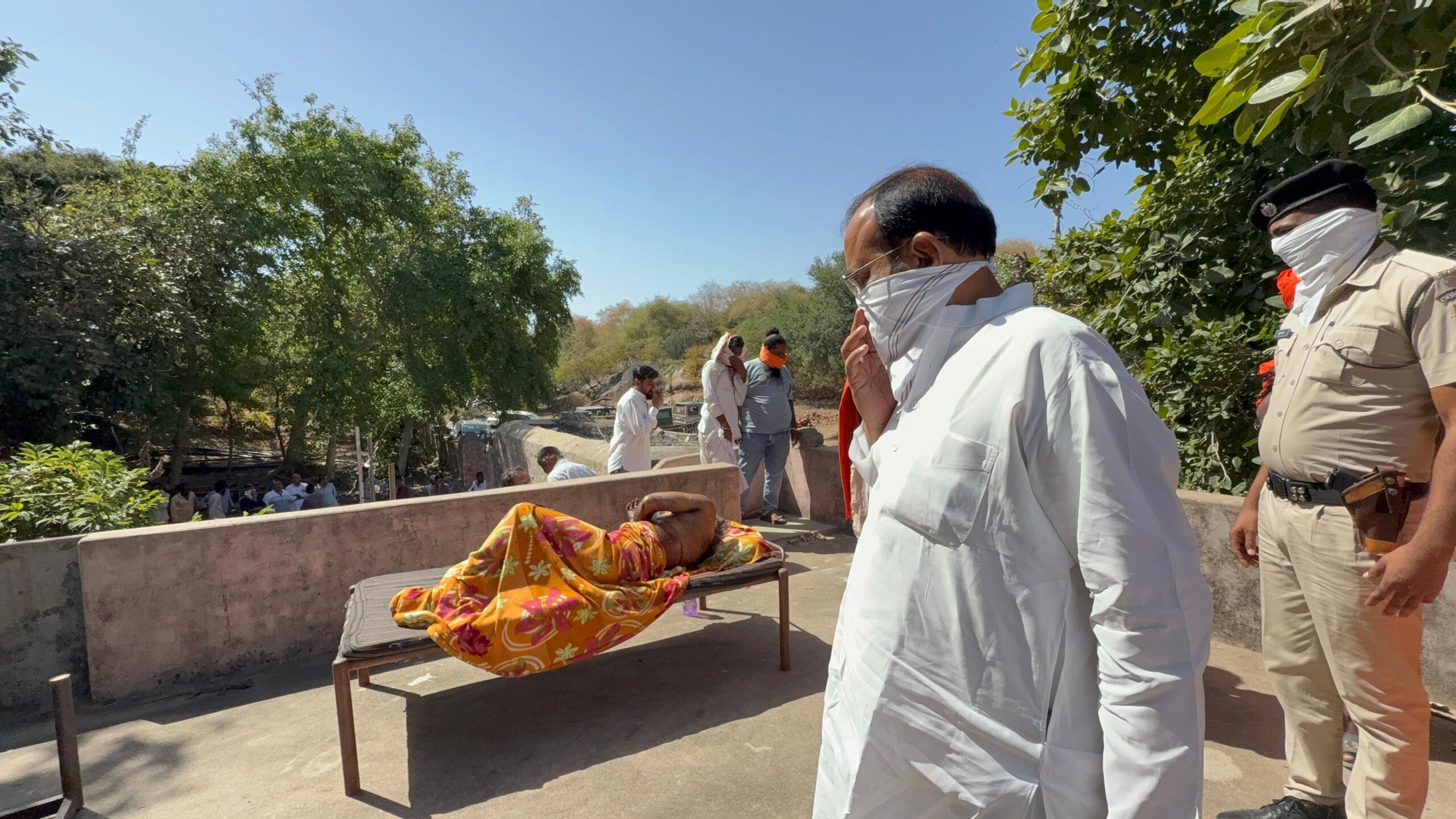 बीहड़ों में साधुओं की ‘असुरक्षित साधना’ और पुलिस का ढर्रा: शिवगंज के कामेश्वर महादेव मंदिर में संत त्रिवेणीगिरी की नृशंस मौत ने फिर खोले सिस्टम के पुराने जख्म बीहड़ों में साधुओं की ‘असुरक्षित साधना’ और पुलिस का ढर्रा: शिवगंज के कामेश्वर महादेव मंदिर में संत त्रिवेणीगिरी की नृशंस मौत ने फिर खोले सिस्टम के पुराने जख्म